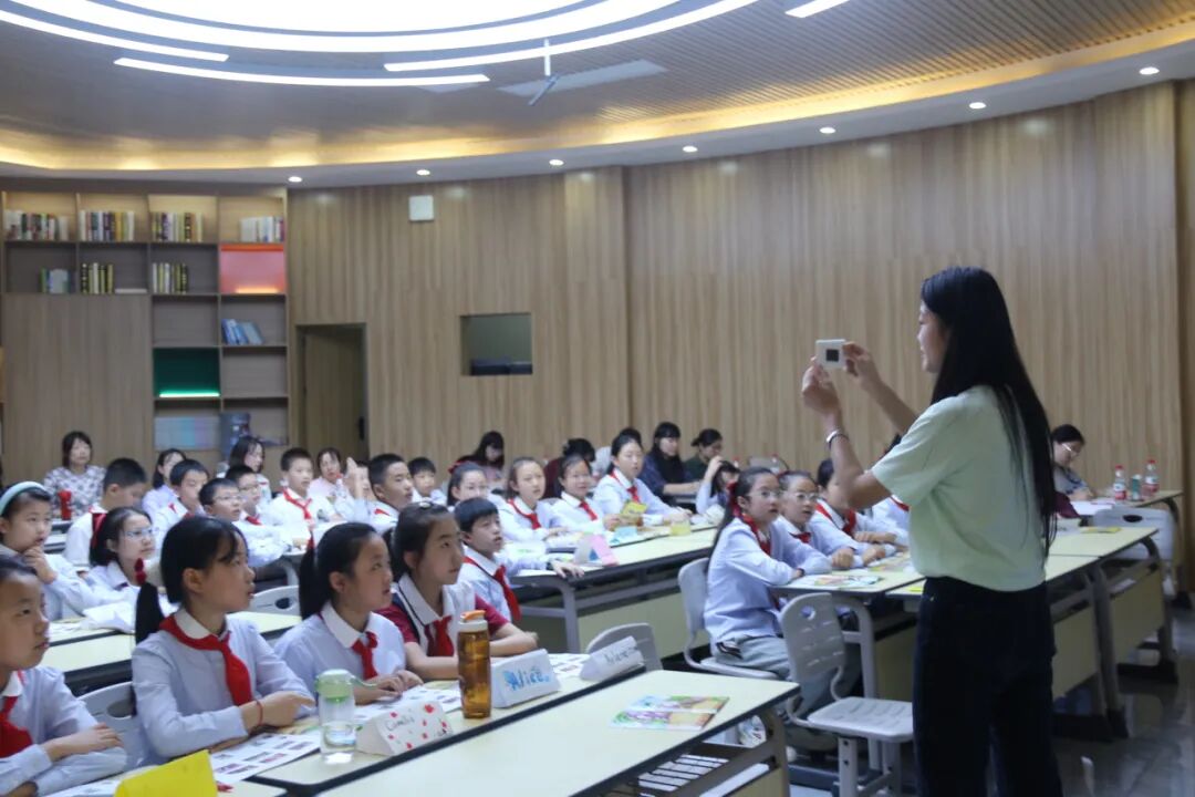 聚焦素养立意 研思绘本教育——火炬一小共同体与四川天府新区麓湖小学英语组联合教研活动