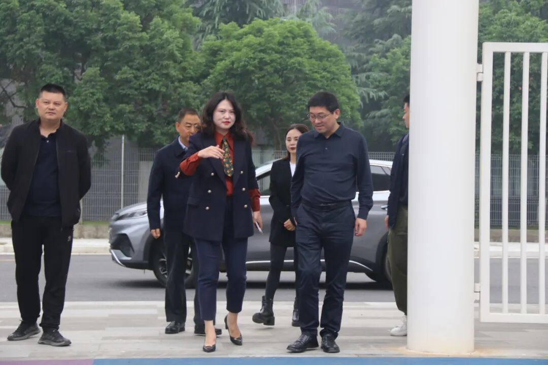 火一·动态丨深入调研促提升 精准指导助发展 --绵阳科技城社会事业和基层治理局局长杨国斌一行调研火炬一小