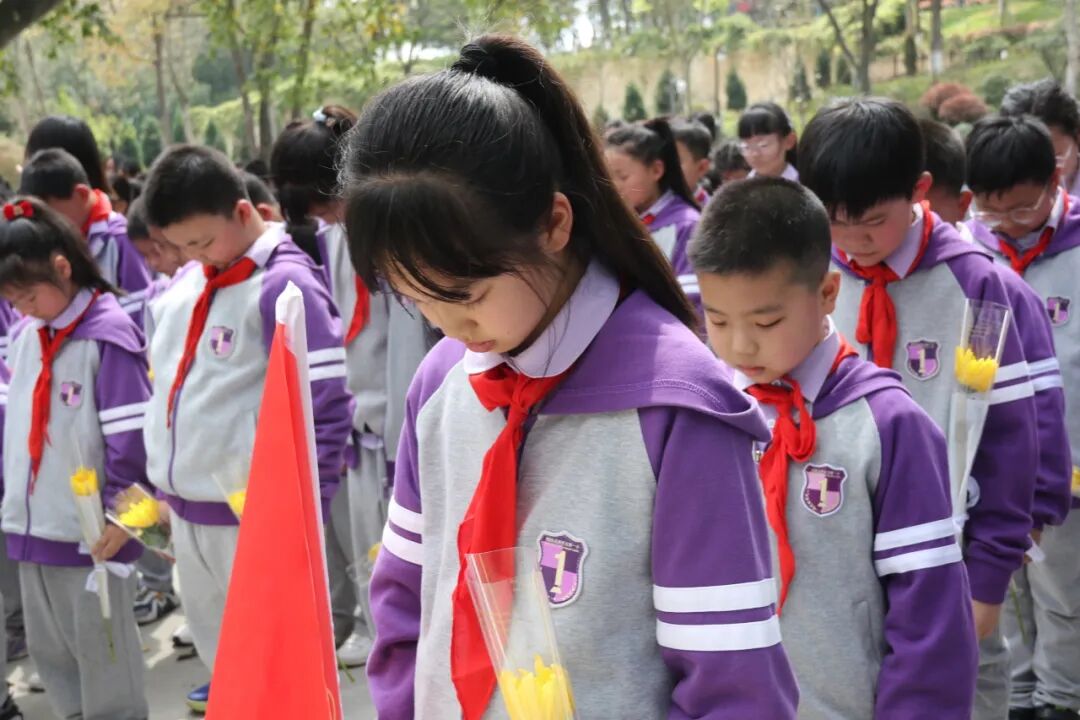 致敬,永远的英雄丨高新区火炬一小清明祭扫活动