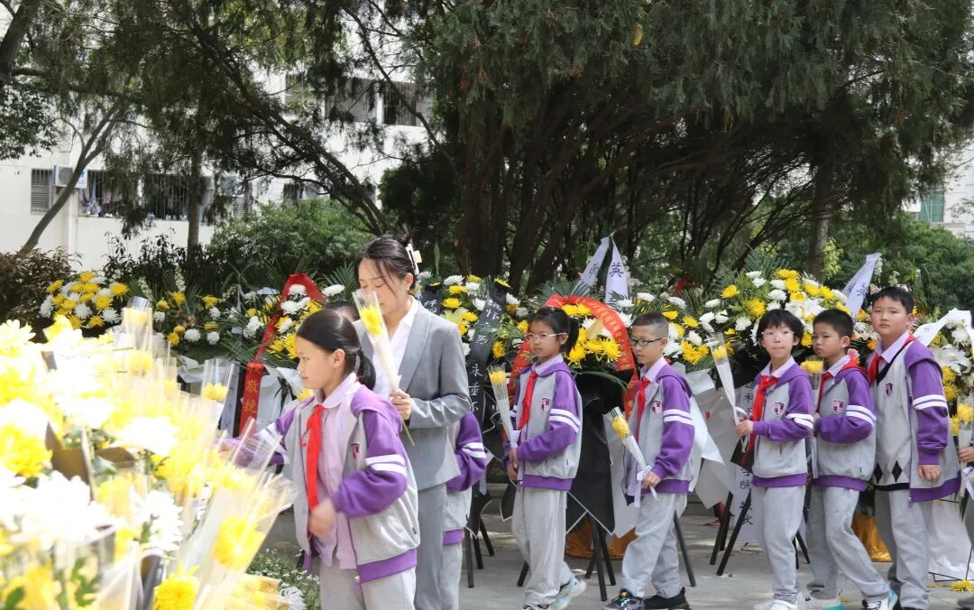 致敬,永远的英雄丨高新区火炬一小清明祭扫活动