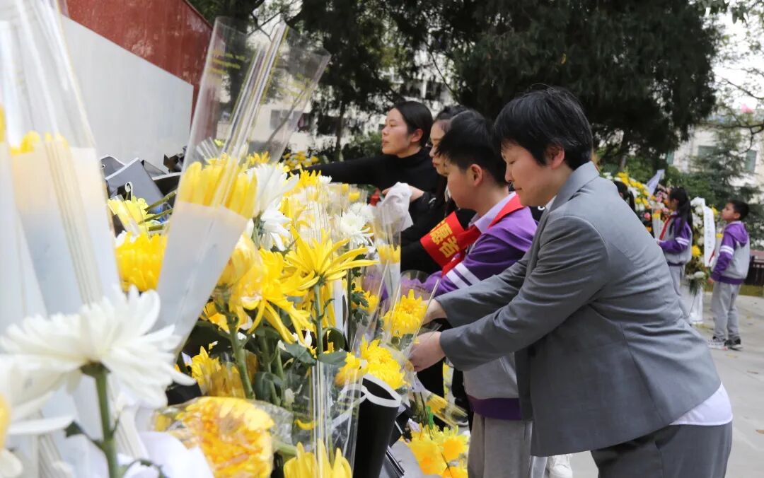 致敬,永远的英雄丨高新区火炬一小清明祭扫活动