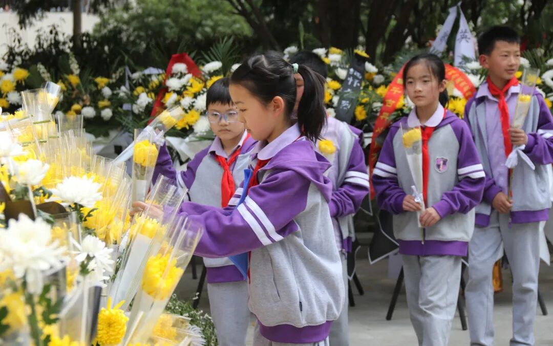致敬,永远的英雄丨高新区火炬一小清明祭扫活动