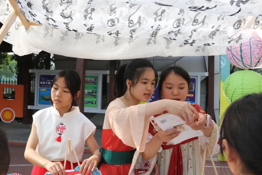 【火一读书节】春色恰如许,“旧书”开启新旅程 ---火炬一小2024年春第十一届读书节之跳蚤书市