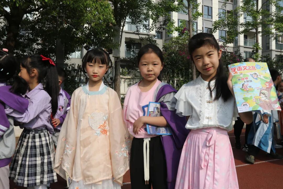 【火一读书节】春色恰如许,“旧书”开启新旅程 ---火炬一小2024年春第十一届读书节之跳蚤书市