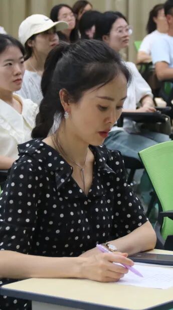 百舸争流,奋楫向前锤炼素养 ---火炬一小教师师德师风演讲比赛暨 31 期教师论坛活动