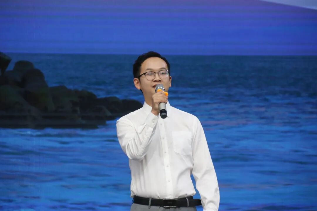 百舸争流,奋楫向前锤炼素养 ---火炬一小教师师德师风演讲比赛暨 31 期教师论坛活动