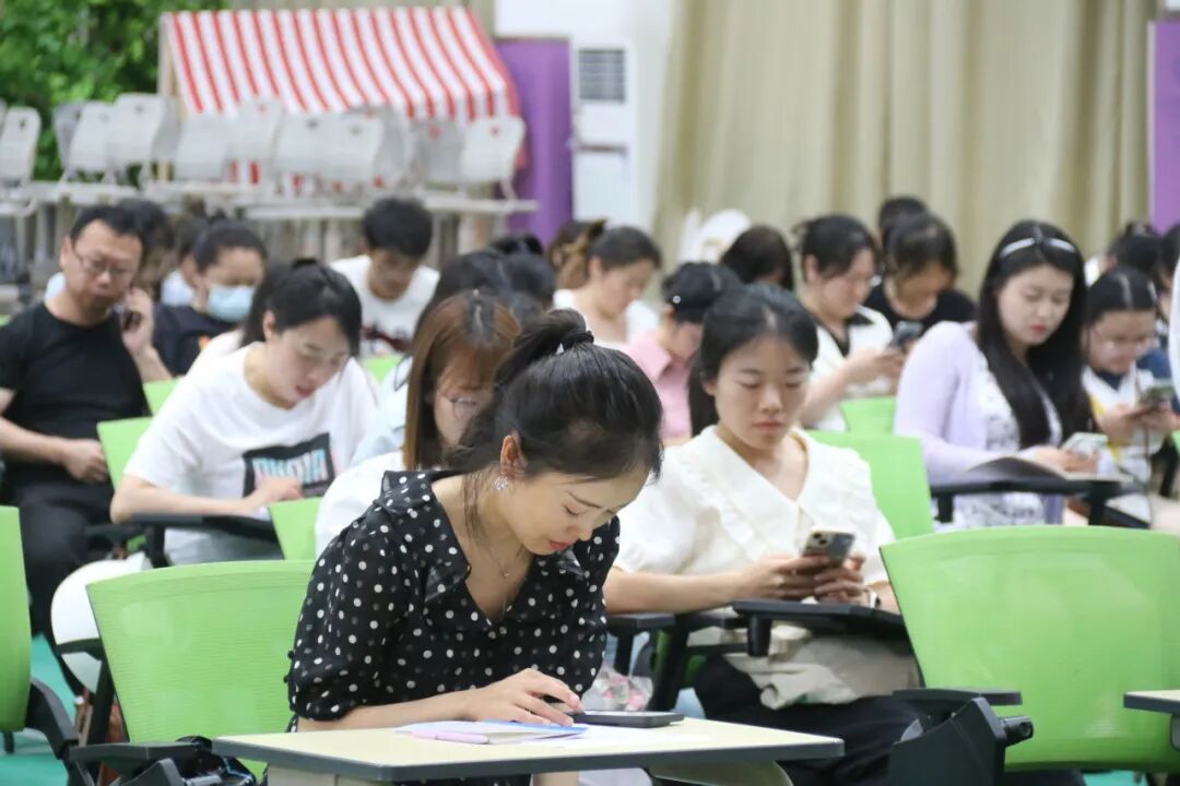 百舸争流,奋楫向前锤炼素养 ---火炬一小教师师德师风演讲比赛暨 31 期教师论坛活动