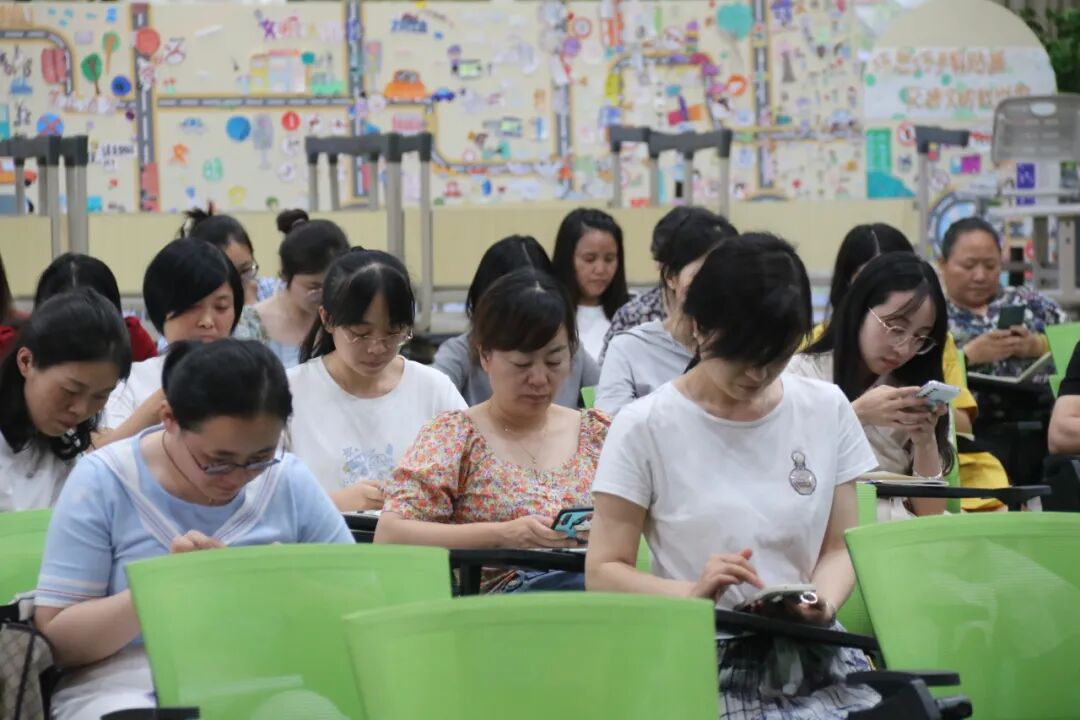 百舸争流,奋楫向前锤炼素养 ---火炬一小教师师德师风演讲比赛暨 31 期教师论坛活动