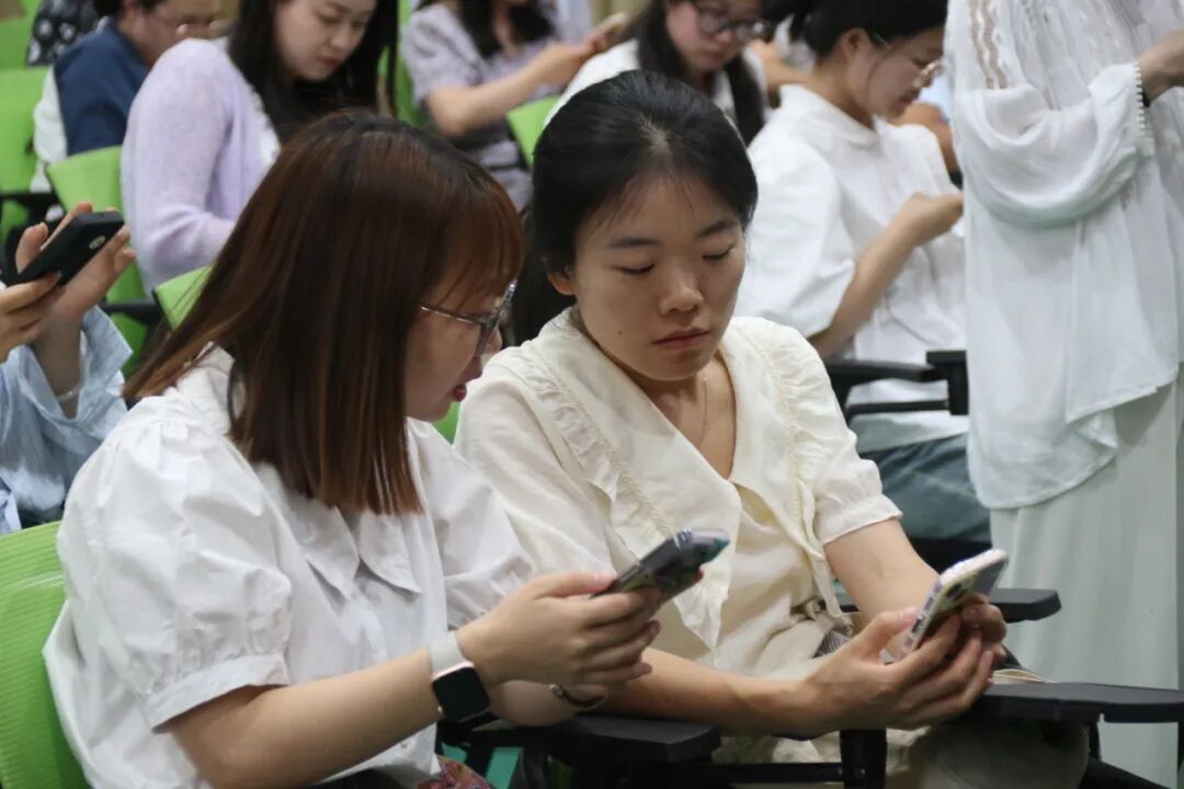 百舸争流,奋楫向前锤炼素养 ---火炬一小教师师德师风演讲比赛暨 31 期教师论坛活动