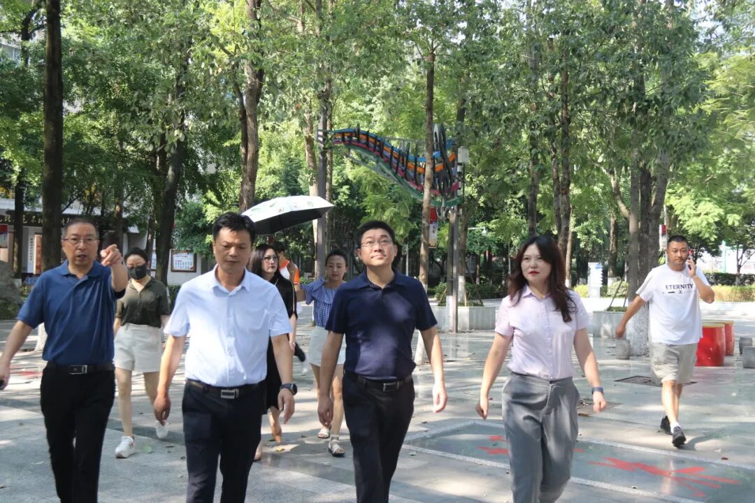 绵阳高新区（科技城直管区）社会事业和基层治理局局长杨国斌一行视导火炬一小开学工作