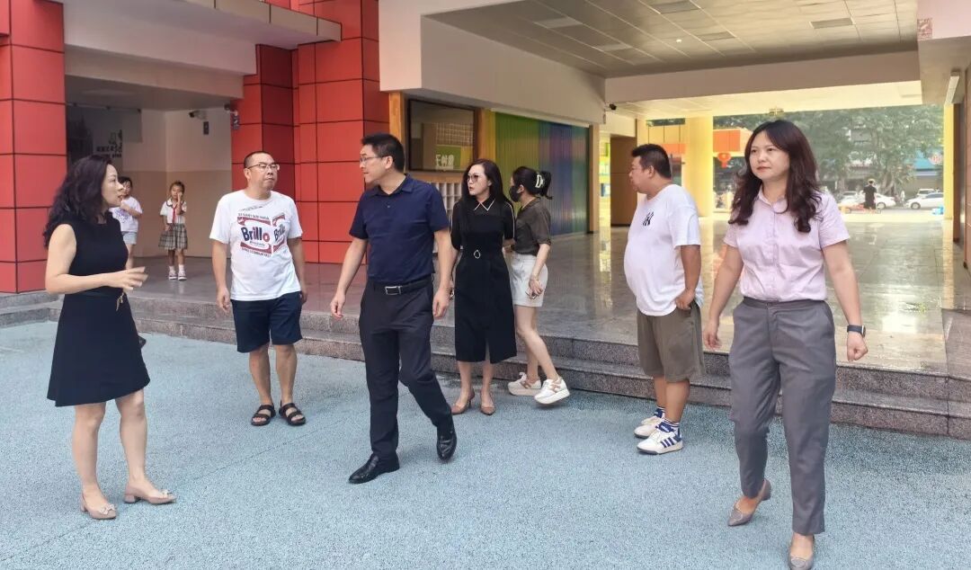 绵阳高新区（科技城直管区）社会事业和基层治理局局长杨国斌一行视导火炬一小开学工作