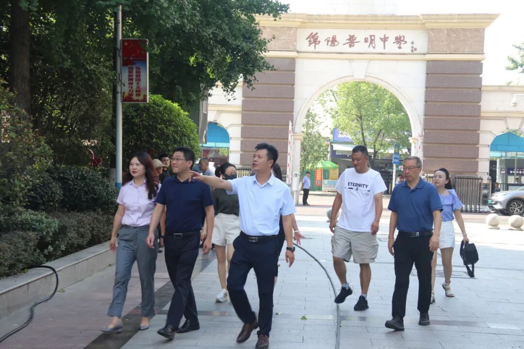 绵阳高新区（科技城直管区）社会事业和基层治理局局长杨国斌一行视导火炬一小开学工作