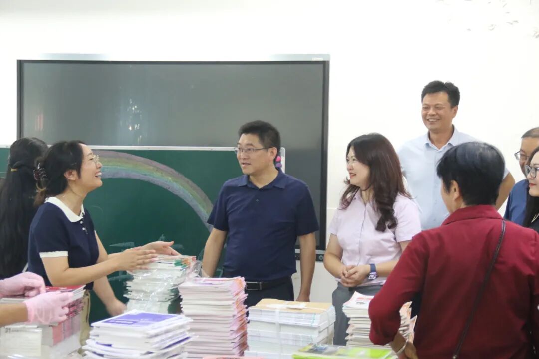 绵阳高新区（科技城直管区）社会事业和基层治理局局长杨国斌一行视导火炬一小开学工作