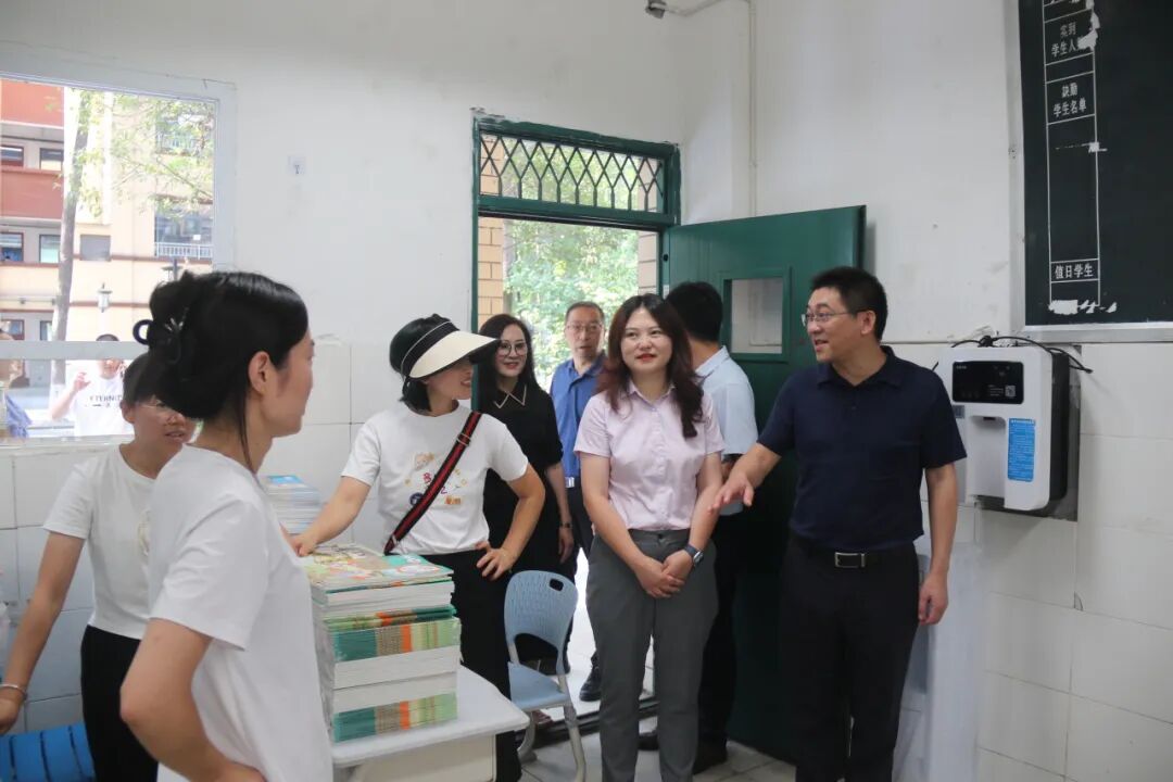 绵阳高新区（科技城直管区）社会事业和基层治理局局长杨国斌一行视导火炬一小开学工作