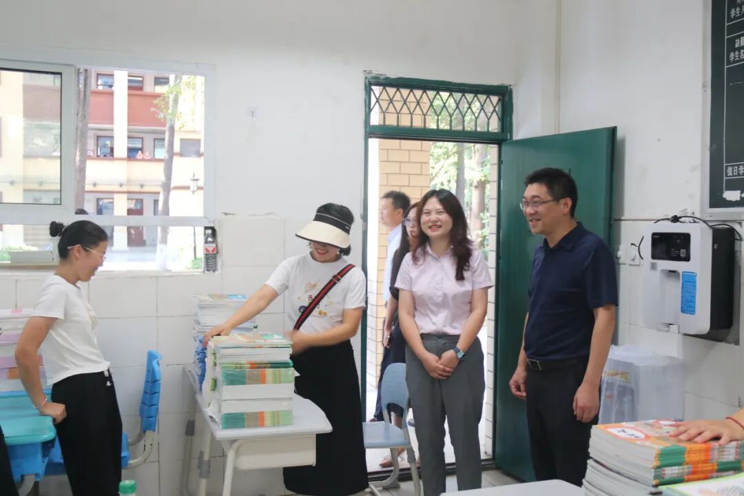 绵阳高新区（科技城直管区）社会事业和基层治理局局长杨国斌一行视导火炬一小开学工作