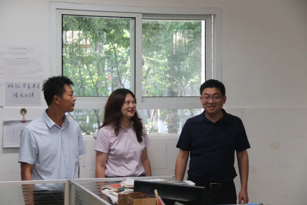 绵阳高新区（科技城直管区）社会事业和基层治理局局长杨国斌一行视导火炬一小开学工作