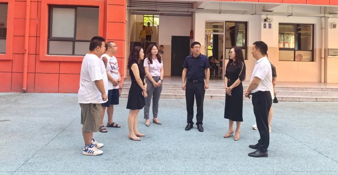 绵阳高新区（科技城直管区）社会事业和基层治理局局长杨国斌一行视导火炬一小开学工作
