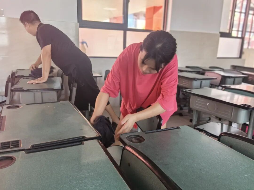 绵阳高新区（科技城直管区）社会事业和基层治理局局长杨国斌一行视导火炬一小开学工作