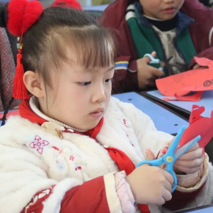 新年新愿 手作传情 ——火炬一小2025迎新年DIY主题活动