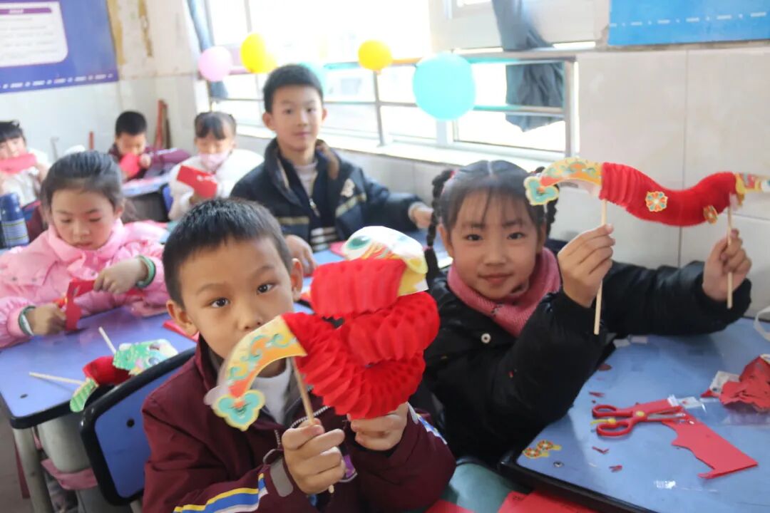 新年新愿 手作传情 ——火炬一小2025迎新年DIY主题活动