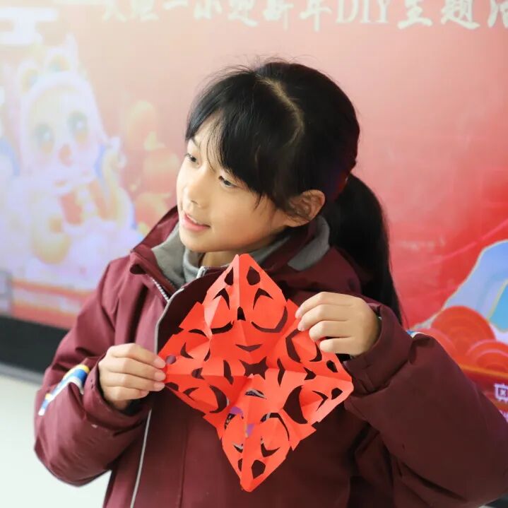 新年新愿 手作传情 ——火炬一小2025迎新年DIY主题活动