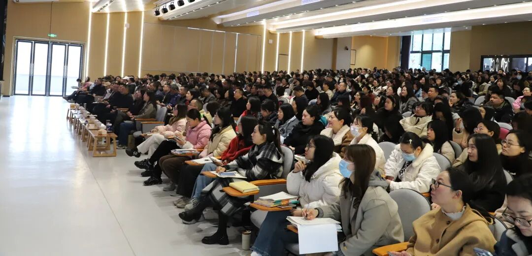 燃AI引擎,DeepSeek赋能学习方式新变革 ——绵阳高新区"AI赋能教育教学"专题培训活动在火炬一小成功举办