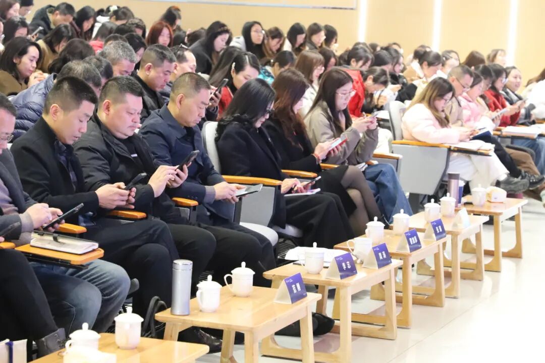燃AI引擎,DeepSeek赋能学习方式新变革 ——绵阳高新区"AI赋能教育教学"专题培训活动在火炬一小成功举办