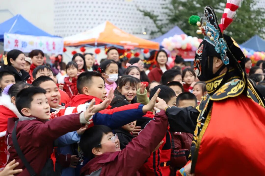 非遗魔法降临校园!师生同游年味乐园 ——火炬一小2026迎新非遗游园会欢乐上演
