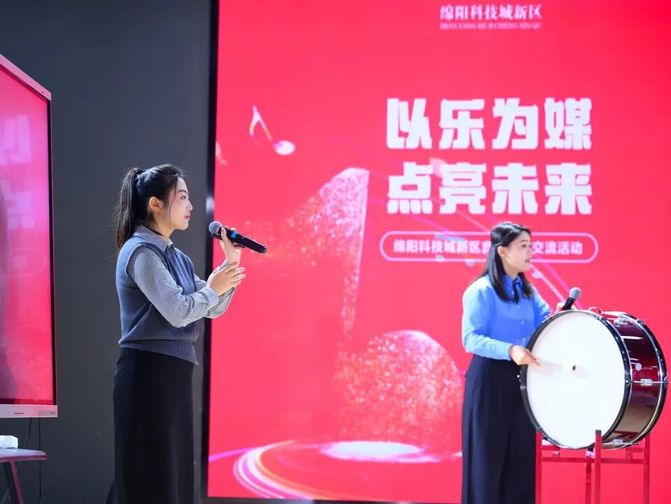 【火一动态】乐声裹着思政热,初心随旋律正燃! ——这场音乐思政课,把信仰“唱”进了青春里