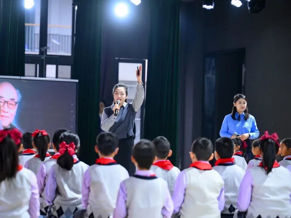 【火一动态】乐声裹着思政热,初心随旋律正燃! ——这场音乐思政课,把信仰“唱”进了青春里