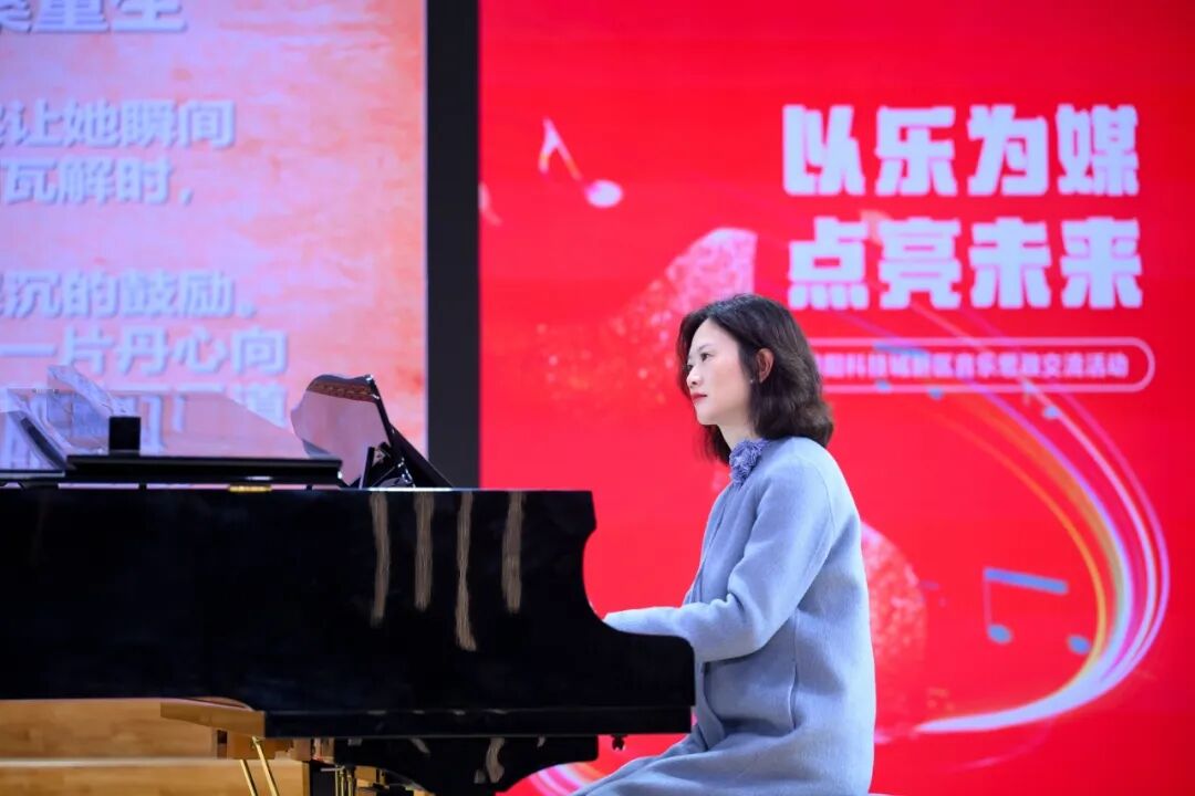 【火一动态】乐声裹着思政热,初心随旋律正燃! ——这场音乐思政课,把信仰“唱”进了青春里