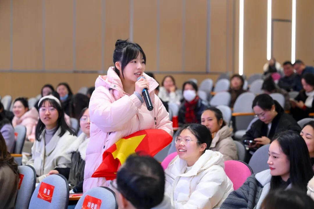 【火一动态】乐声裹着思政热,初心随旋律正燃! ——这场音乐思政课,把信仰“唱”进了青春里