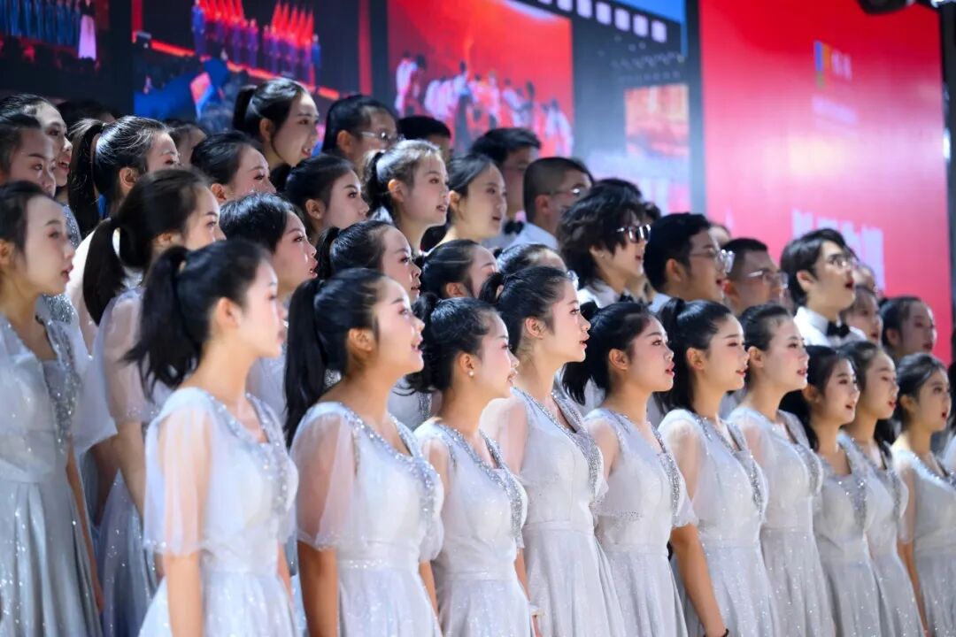 【火一动态】乐声裹着思政热,初心随旋律正燃! ——这场音乐思政课,把信仰“唱”进了青春里